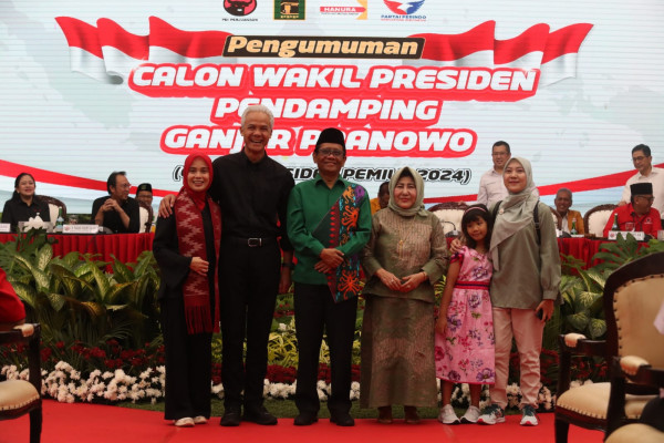 Potret Mahfud MD dengan Kemeja Motif Kalalawit saat Diumumkan sebagai Cawapres Ganjar