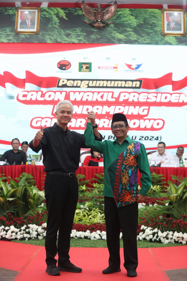 Potret Mahfud MD dengan Kemeja Motif Kalalawit saat Diumumkan sebagai Cawapres Ganjar