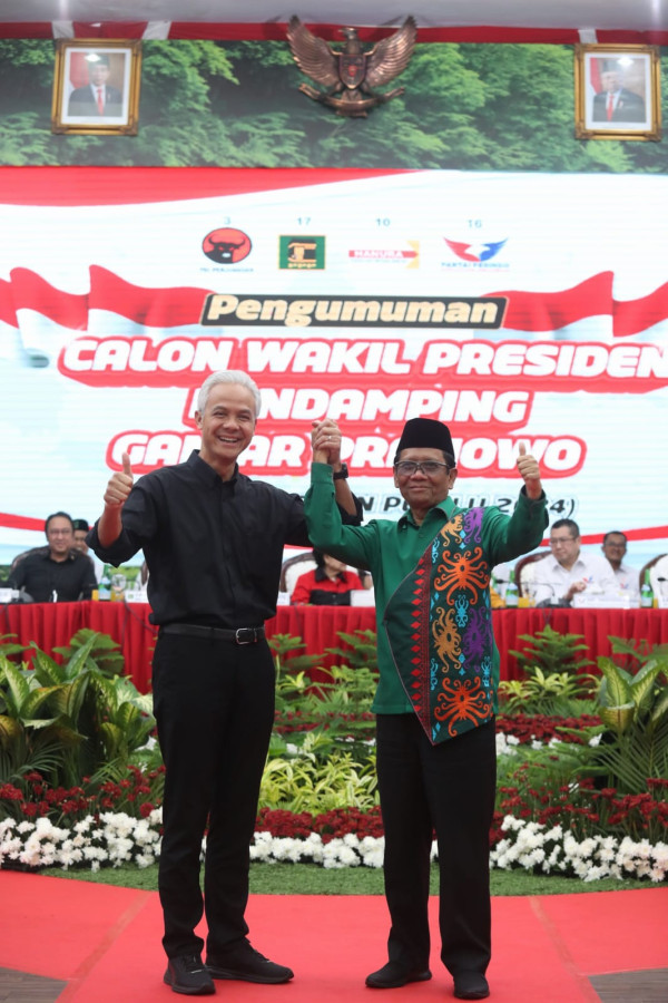 Mahfud MD Pakai Kemeja Motif Kalalawit di Pengumuman Cawapres Ganjar, Maknanya Persatuan