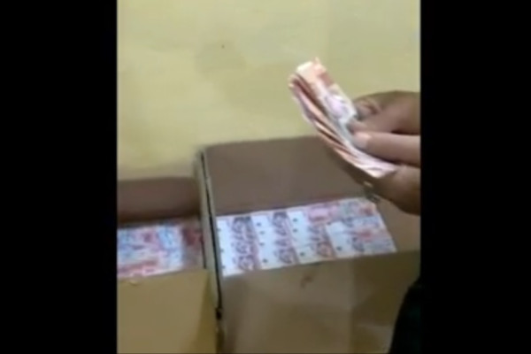 Grobogan Gempar! Kades Pamer Uang 5 Kardus Hasil Ritual Gaib