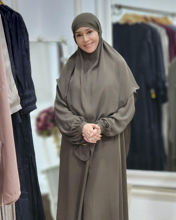 Foto-Foto Maia Estianty Kenakan Hijab, Jajal Pakai Cadar