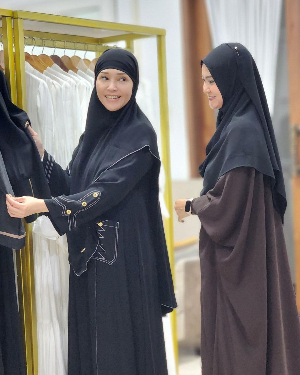 Foto-Foto Maia Estianty Kenakan Hijab, Jajal Pakai Cadar