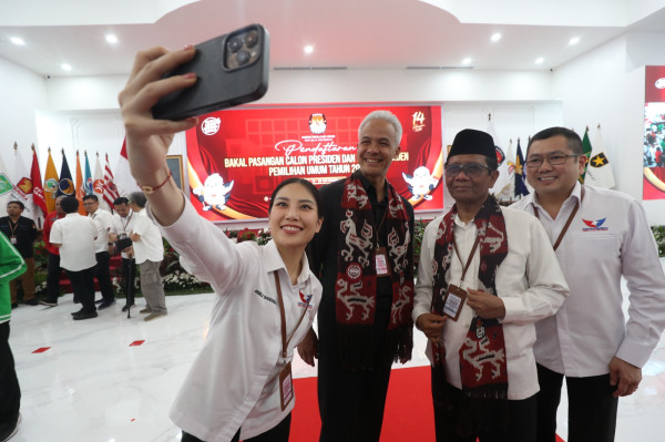 HT Bagikan Momen Selfie Bersama Seusai Pendaftaran Capres-Cawapres di KPU
