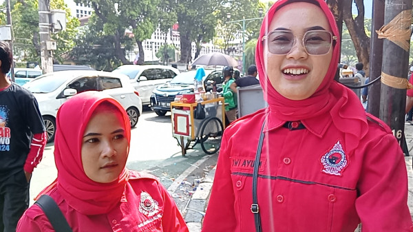 Pendukung Ganjar-Mahfud Bersih-bersih Sampah di Depan Kantor KPU