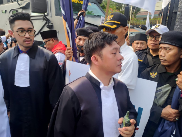 Gaya THN ABW Kompak Pakai Toga Pengacara saat Dampingi Amin ke KPU