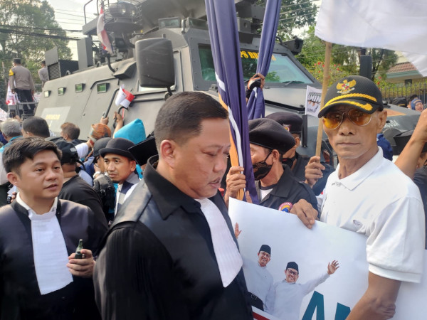 Gaya THN ABW Kompak Pakai Toga Pengacara saat Dampingi Amin ke KPU