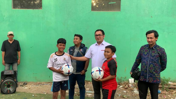 Beri Bantuan Gawang Futsal ke Warga Grogol, Effendi Syahputra: Semoga Lahir Bibit Timnas Indonesia