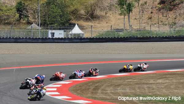 Ketika HP Lipat Jadi Alat untuk Merekam Ajang Balap MotoGP, Begini Hasilnya!