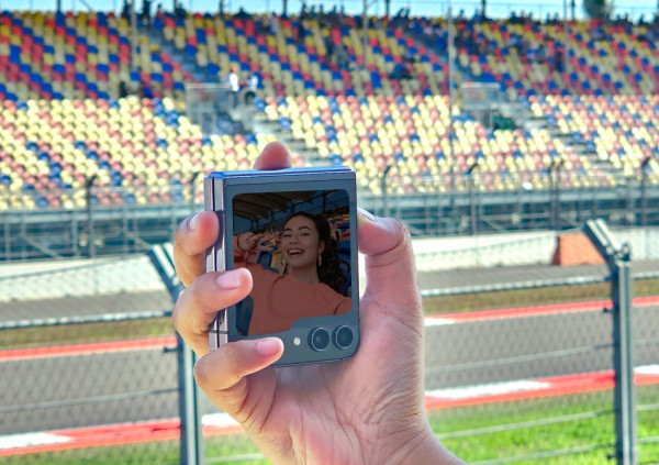 Ketika HP Lipat Jadi Alat untuk Merekam Ajang Balap MotoGP, Begini Hasilnya!