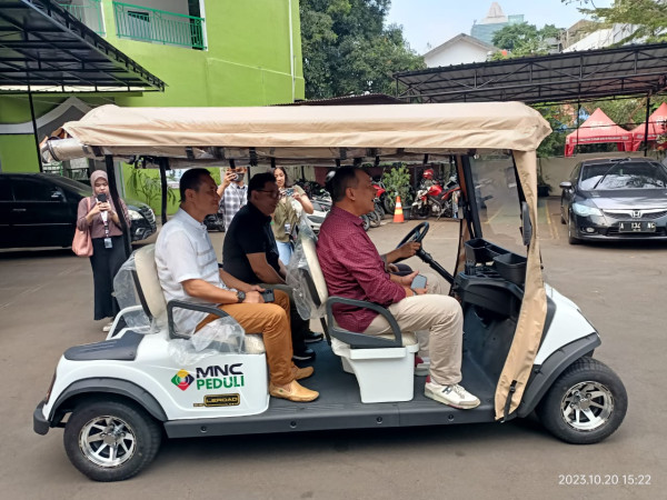 Dukung Patroli Kepolisian saat CFD, MNC Peduli Serahkan 1 Mobil Golf ke Polsek Menteng