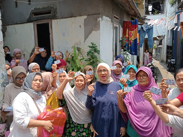 Jumat Berkah, Partai Perindo Bagi-bagi Minyak Goreng Gratis di Pejaten