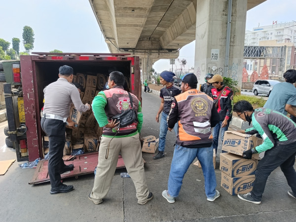 Hindari Truk Putar Balik, Truk Air Terguling dan Senggol Pemotor di Jalan Soleh Iskandar Bogor