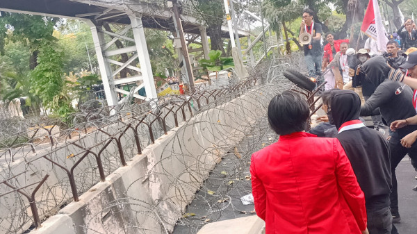 Demo Mahasiswa Tolak Putusan MK Memanas, Massa Merangsek Naik ke Atas Patung Kuda