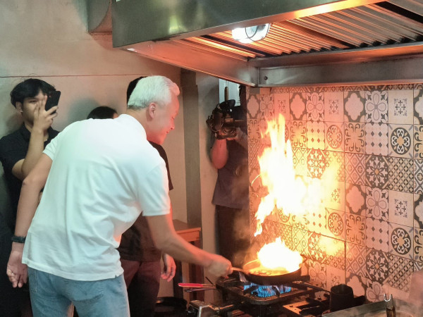 Momen Ganjar Pranowo Makan Bakmi Bareng Keluarga di Jaksel