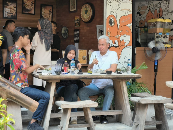 Momen Ganjar Pranowo Makan Bakmi Bareng Keluarga di Jaksel
