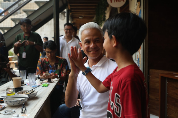 Momen Gibran Memijat Punggung Ganjar Pranowo: Ternyata Pintar Mijat