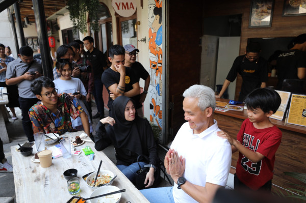 Momen Gibran Memijat Punggung Ganjar Pranowo: Ternyata Pintar Mijat