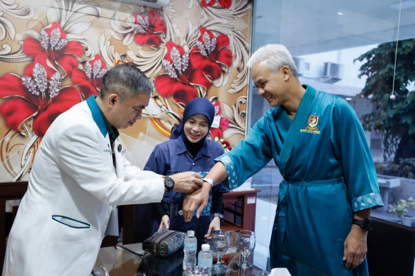Mengintip Kemesraan Siti Atikoh Temani Ganjar Pranowo Tes Kesehatan, Ini Foto-Fotonya