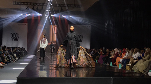Warna-Warni Koleksi Modest Tanah Air di Penutupan JMFW 2024