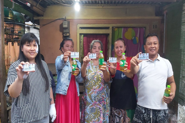 Blusukan di Bendul Merisi, Caleg Perindo Stella Franciss Bagikan Minyak Goreng Gratis dan KTA