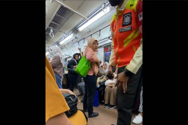 Viral Wanita Paruh Baya Marah-marah di KRL Commuter Line Ternyata karena Bau Sepatu