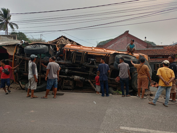 Dump Truck Mundur Tabrak Rumah Warga di Rumpin Bogor, Begini Penampakannya