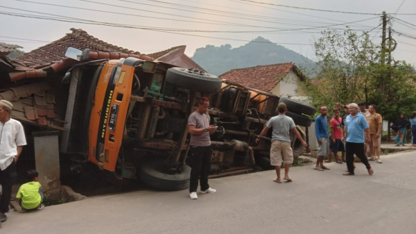 Dump Truck Mundur Tabrak Rumah Warga di Rumpin Bogor, Begini Penampakannya