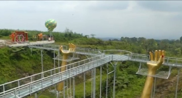 4 Wisatawan Terjatuh Akibat Jembatan Kaca di Limpakuwus Banyumas Pecah, 1 Tewas