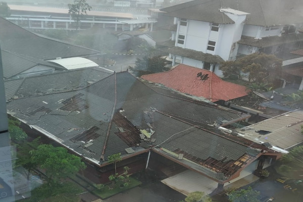 Mencekam! Hujan Deras Disertai Angin Kencang Terjang Sukoharjo