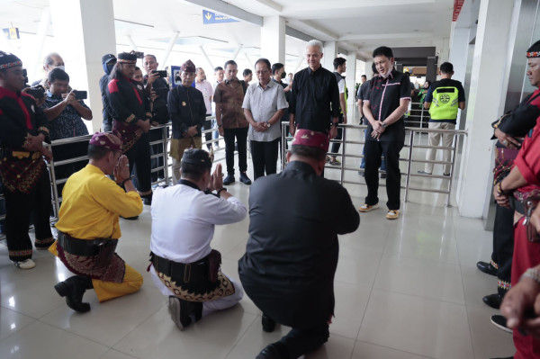 Ini Foto-Foto Ketika Tokoh Adat Lampung Sambut Ganjar dengan Kain Tapis