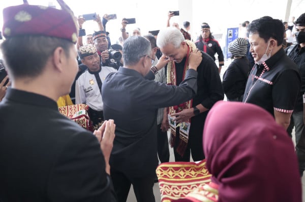 Ini Foto-Foto Ketika Tokoh Adat Lampung Sambut Ganjar dengan Kain Tapis