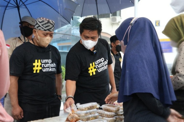 Kembangkan Program Strategis untuk Resiliensi Ekonomi Banyumas, Rektor UMP Dapat Penghargaan IVL 2023