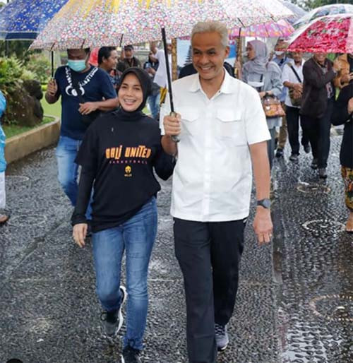 5 Gaya Fashionable Siti Atikoh Istri Ganjar Pranowo