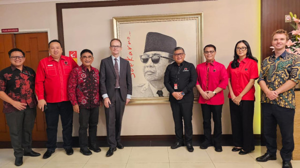 Alasan Hasto Pakai Baju Hitam saat Bertemu Dubes Inggris: Demokrasi Mundur karena Ambisi Kekuasaan