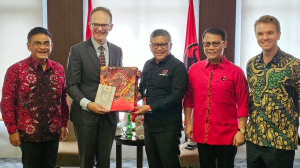 Alasan Hasto Pakai Baju Hitam saat Bertemu Dubes Inggris: Demokrasi Mundur karena Ambisi Kekuasaan