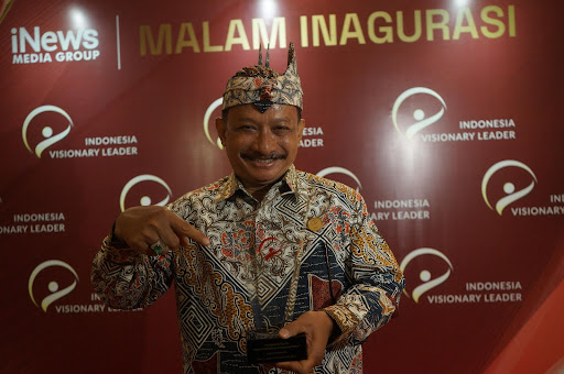 Sukses Tingkatkan Pendapatan Asli Daerah, Bupati Situbondo Terima Penghargaan IVL 2023