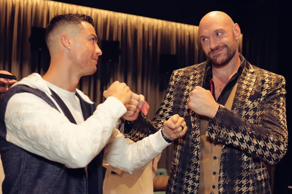 Ketika Cristiano Ronaldo Berfoto dengan Legenda Tinju di Champions Gala Tyson Fury vs Ngannou