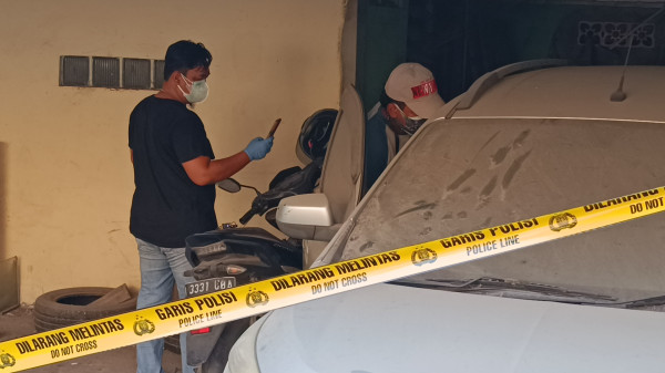 Polisi Kembali Olah TKP Lokasi Ayah dan Anak Tewas Membusuk di Koja