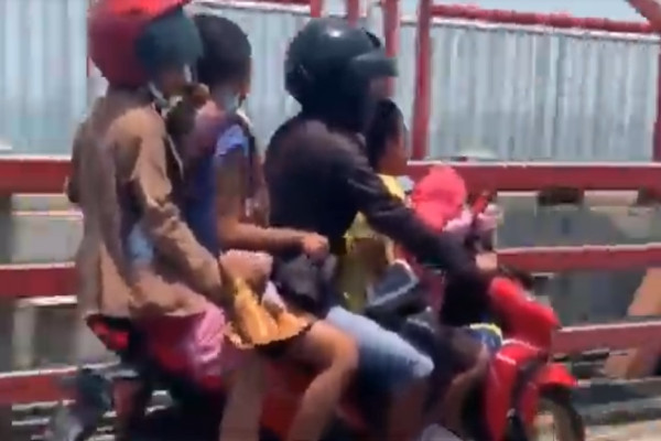 Viral! Motor Matic Dipakai Berboncengan 5 Orang, Melaju Kencang di Jembatan Suramadu