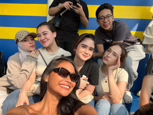 Jadi WAGs, Aaliyah Massaid hingga Tissa Biani Dukung Pacar di Tribun Penonton