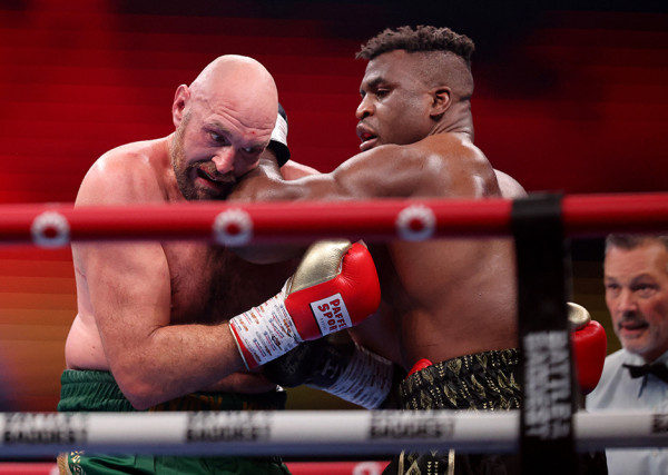 3 Penyebab Tyson Fury Kalahkan Francis Ngannou Meski Jatuh di Ronde Ketiga