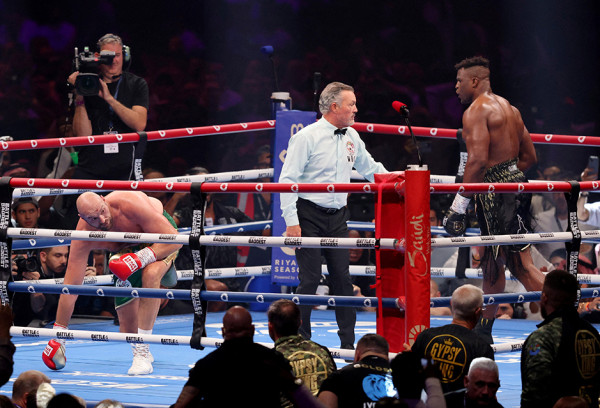 3 Penyebab Tyson Fury Kalahkan Francis Ngannou Meski Jatuh di Ronde Ketiga