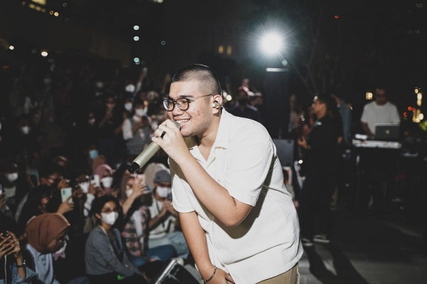 Bercerita tentang Kisah Move On yang Penuh Syukur, Ini Lirik Lagu Jalan Terbaik - Kaleb J