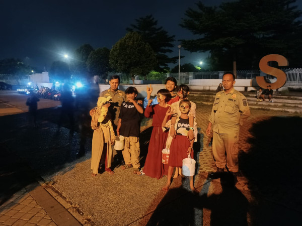 Satpol PP Tertibkan Pengemis Pocong dan Kuntilanak di Cibinong Bogor