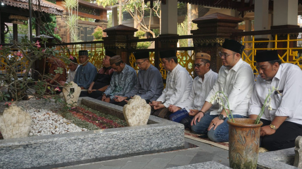 TGB Zainul Majdi Sebut Ganjar-Mahfud Peduli Generasi Z dari Pesantren
