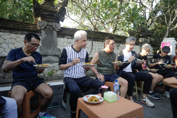 Momen Ganjar Olahraga Pagi hingga Melihat Konservasi Penyu di Bali