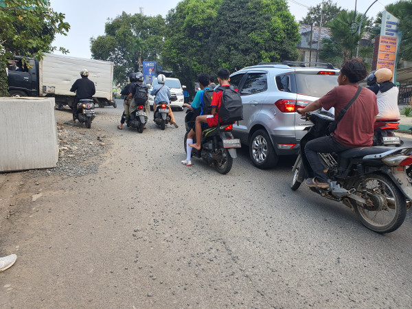 Pemotor Harus Waspada, Jalan Aria Putra Ciputat Banyak Kerikil