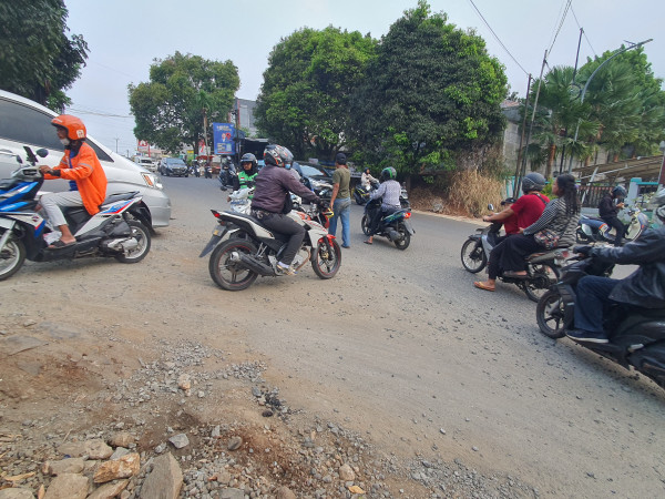 Pemotor Harus Waspada, Jalan Aria Putra Ciputat Banyak Kerikil
