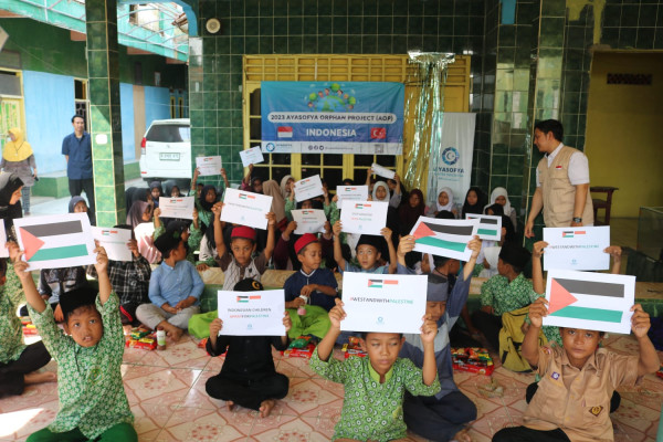 Ratusan Anak Berdoa untuk Kebebasan Palestina