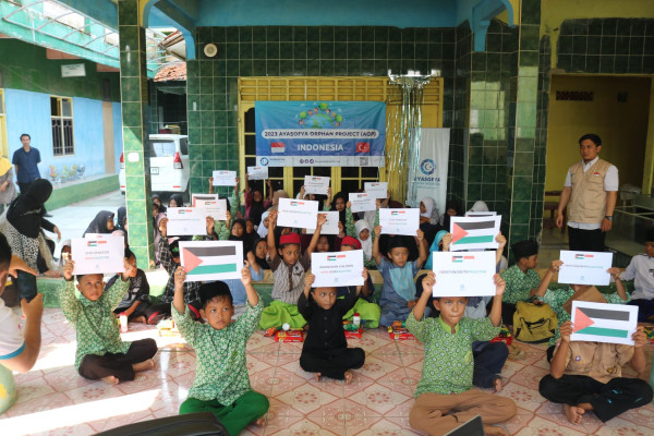 Ratusan Anak Berdoa untuk Kebebasan Palestina